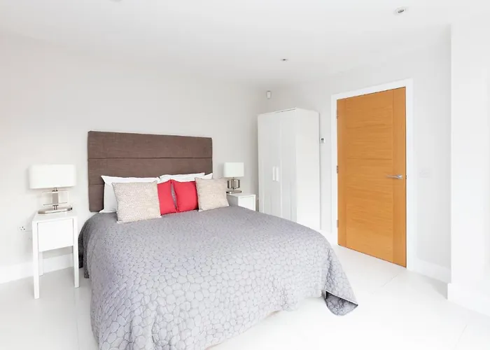 Stunning Central Windsor Town House With Parking